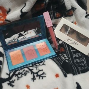 Blush, lip gloss, and lashes bundle!